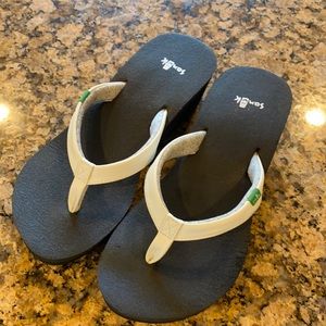 Sanuk 2” heel sandals